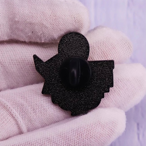 SOLD Funny Alien on the Toilet Enamel Pin - Picture 2 of 2